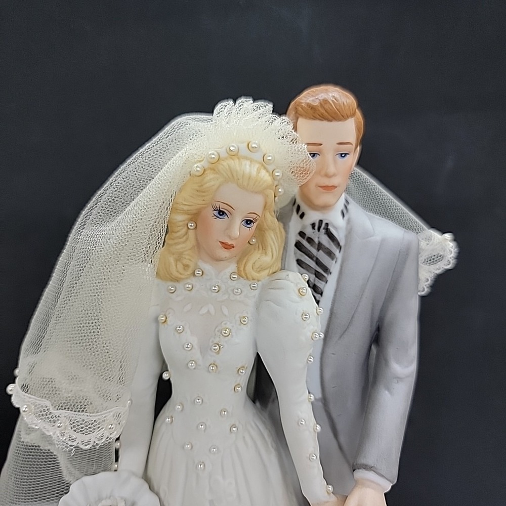 Vintage EHW 1987 Porcelain Bride And Groom Figurine Music Box Wedding March - Picture 2 of 10